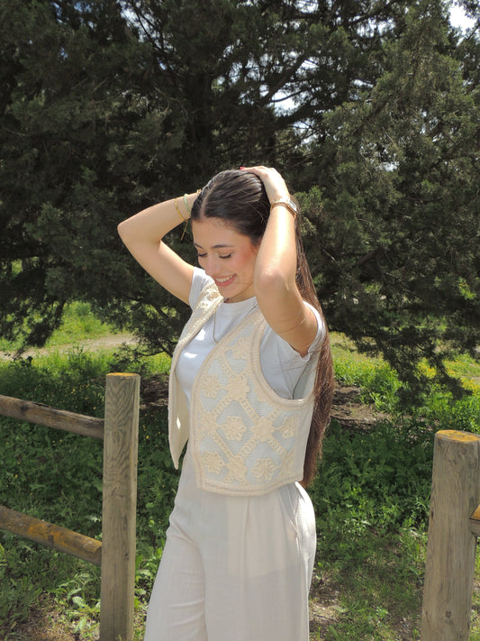 CHALECO BEIGE BORDADO